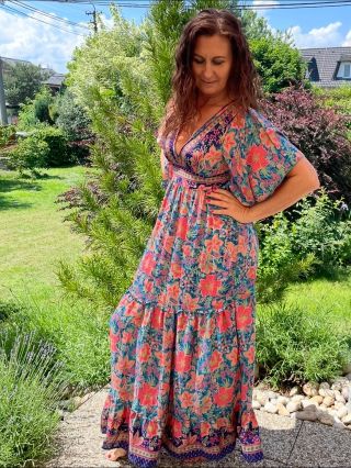 ☀️Indie ukrytá v šatech. 🌏 ✨Indické hedvábí, syté barvy a vzory, které nikdy nevyjdou z módy. Tyto šaty nejsou jen oděv –...