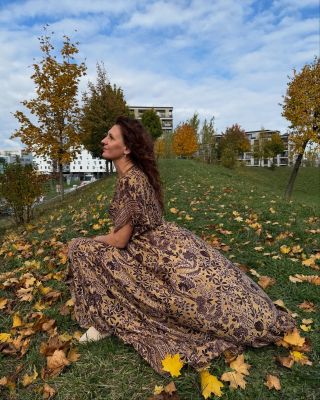 Zavři oči a nech se obejmout podzimem 🍂 Nová kolekce hedvábných šatů z Indie přináší teplo, barvy i jemnost, kterou cítíš...