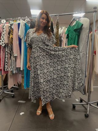 💃Zahal se do Hedvábí a barev, které pohladí duši. ☀️Do kouzla Indie, kde každý vzor vypráví příběh a každá barva nechá...